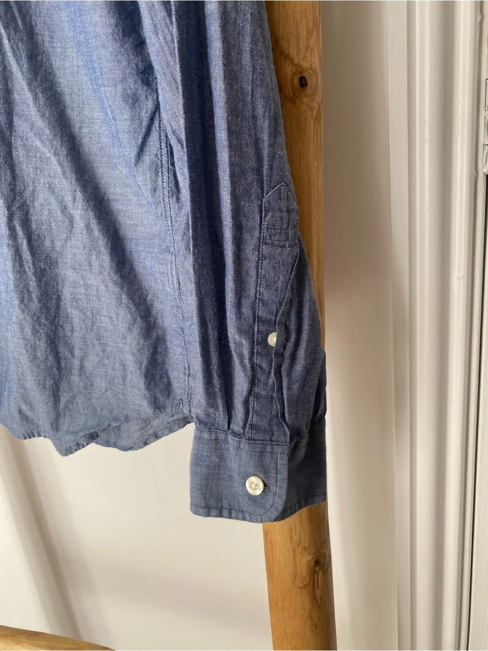 J.Crew Men's Sz M Long Sleeve Button-Down Lightweight Chambray 100% Cotton Shirt